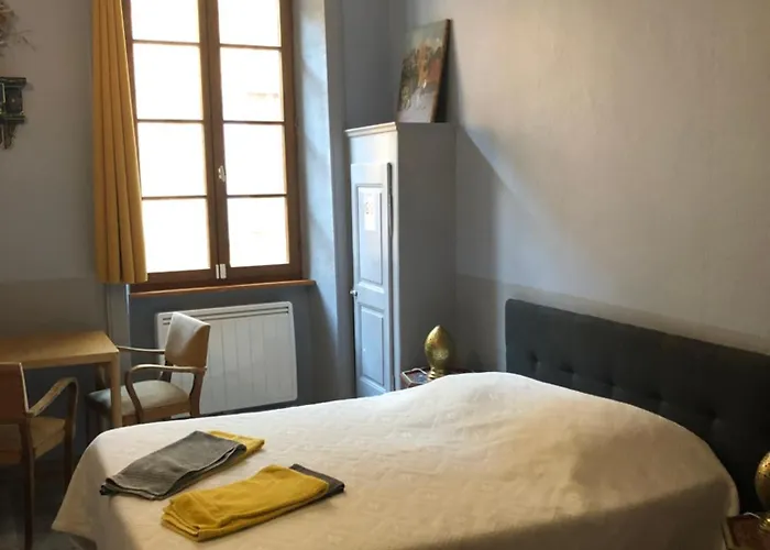 Le Dauphine Hotel *