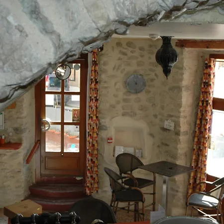 Le Dauphine Hotel *