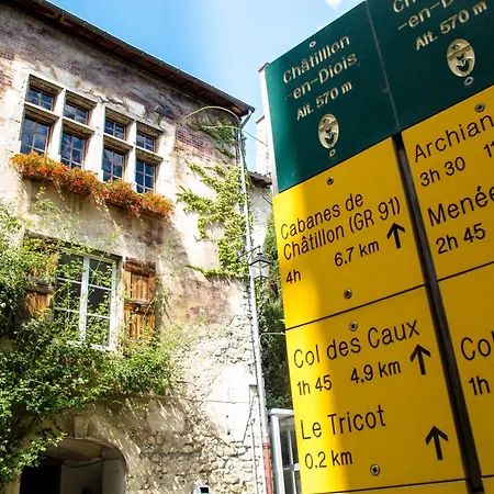 Le Dauphine Hotel *