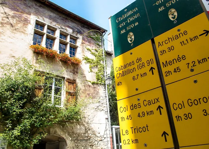 Le Dauphine Hotel *